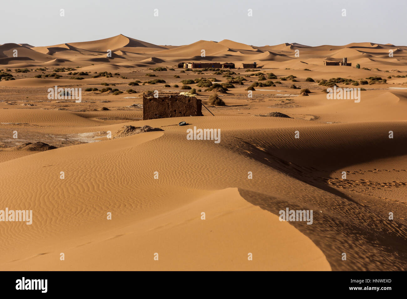 Touristischen Camp zwischen Dünen. Landschaft der marokkanischen Wüste. Sahara an der Grenze zu Algerien. Stockfoto