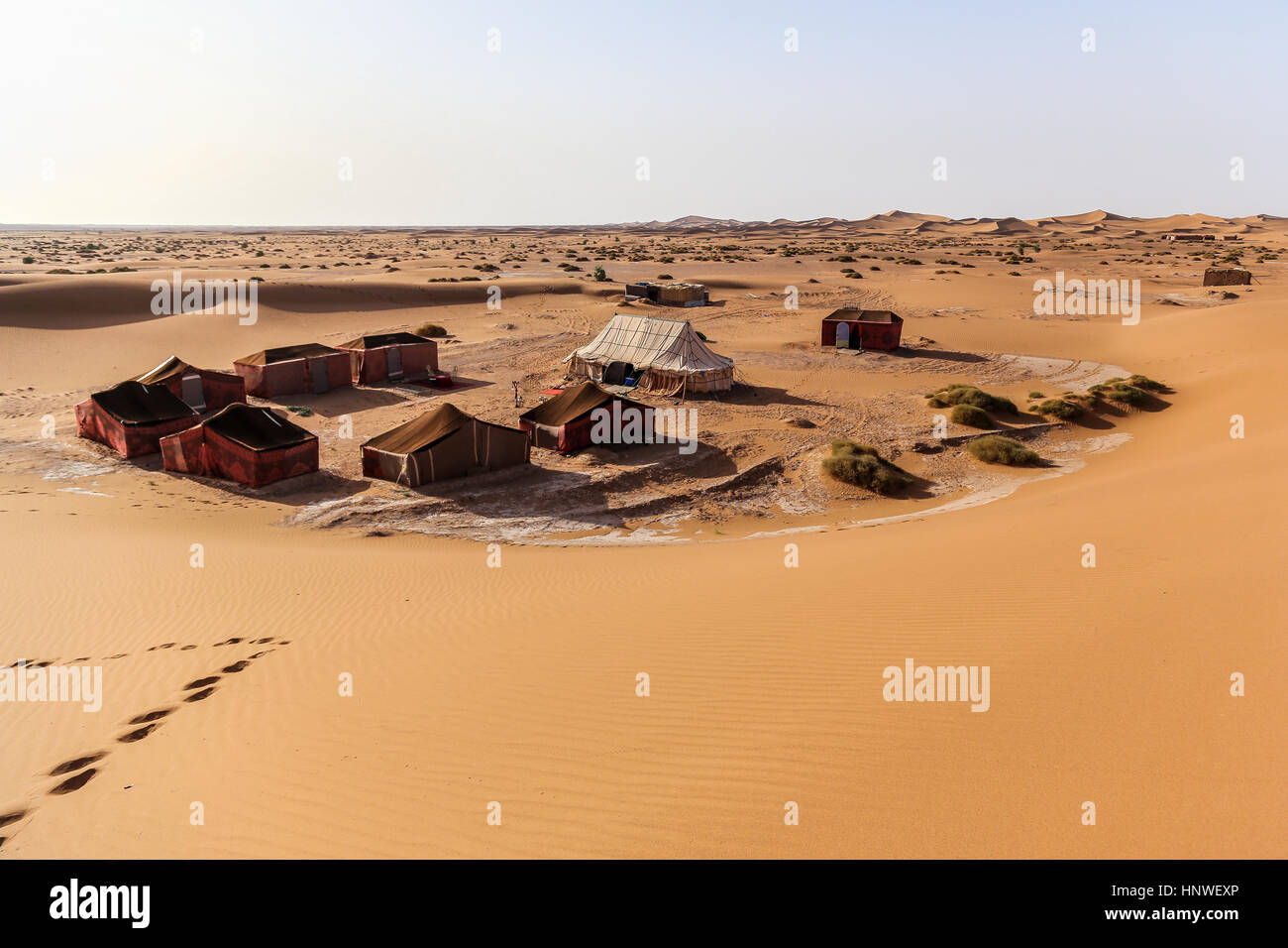 Touristischen Camp zwischen Dünen. Landschaft der marokkanischen Wüste. Sahara an der Grenze zu Algerien Stockfoto