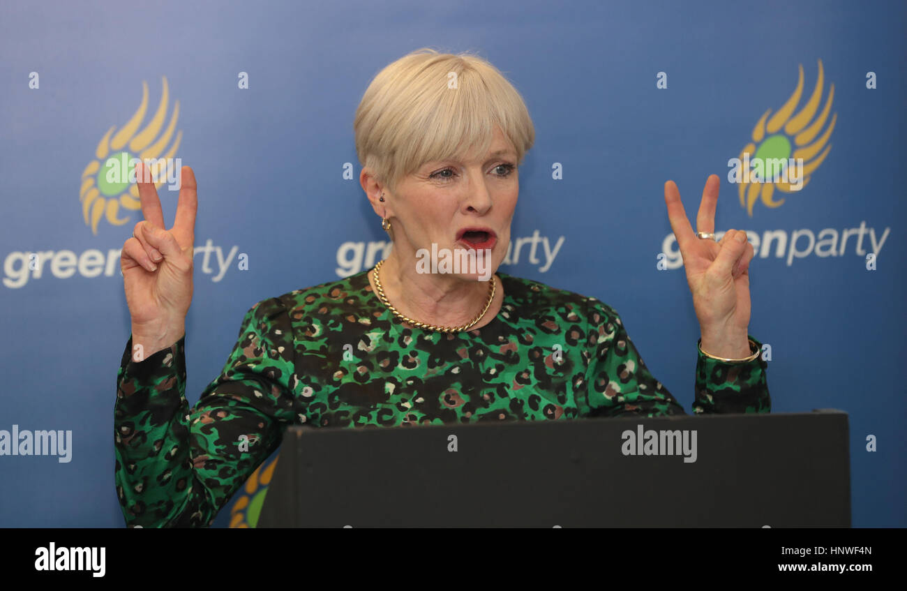 Ricky Bamford, Stuhl Person der grünen Partei im nördlichen Irland, bei der Vorstellung in Belfast ihr Parteiprogramm für die Wahlen zur Nationalversammlung am Anfang März. Stockfoto