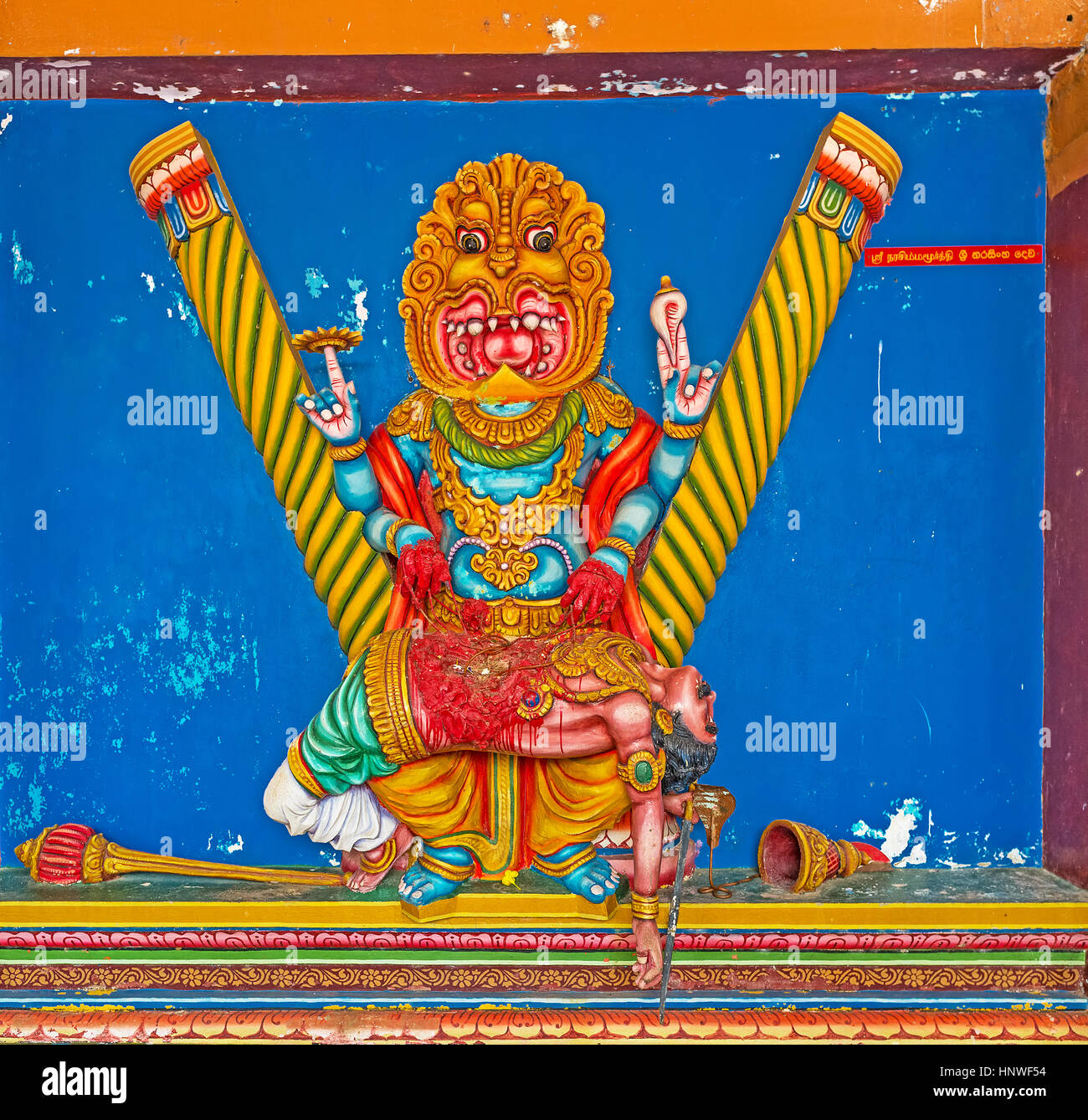 MUNNESWARAM, SRI LANKA - 25. November 2016: Zeigt die erleichtete Pannel in Munneswaram Kovil Gott Vishnu in Narasimha Avatar mit Löwenkopf und Mensch Stockfoto