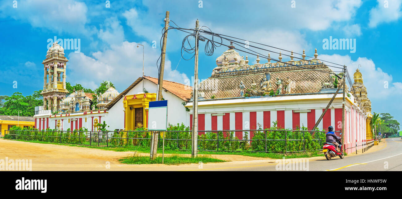 Panorama auf das prächtige äußere der alten Munneswaram Kovil, gelegen an der Wariyapola Straße in kleinen Dorf neben Chilaw, Sri Lanka. Stockfoto