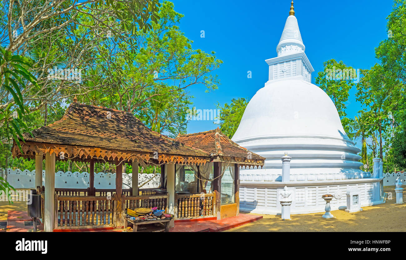 Der weiße Stupa in grünen Garten der Padeniya Raja Maha Viharaya buddhistisches Kloster, Sri Lanka. Stockfoto