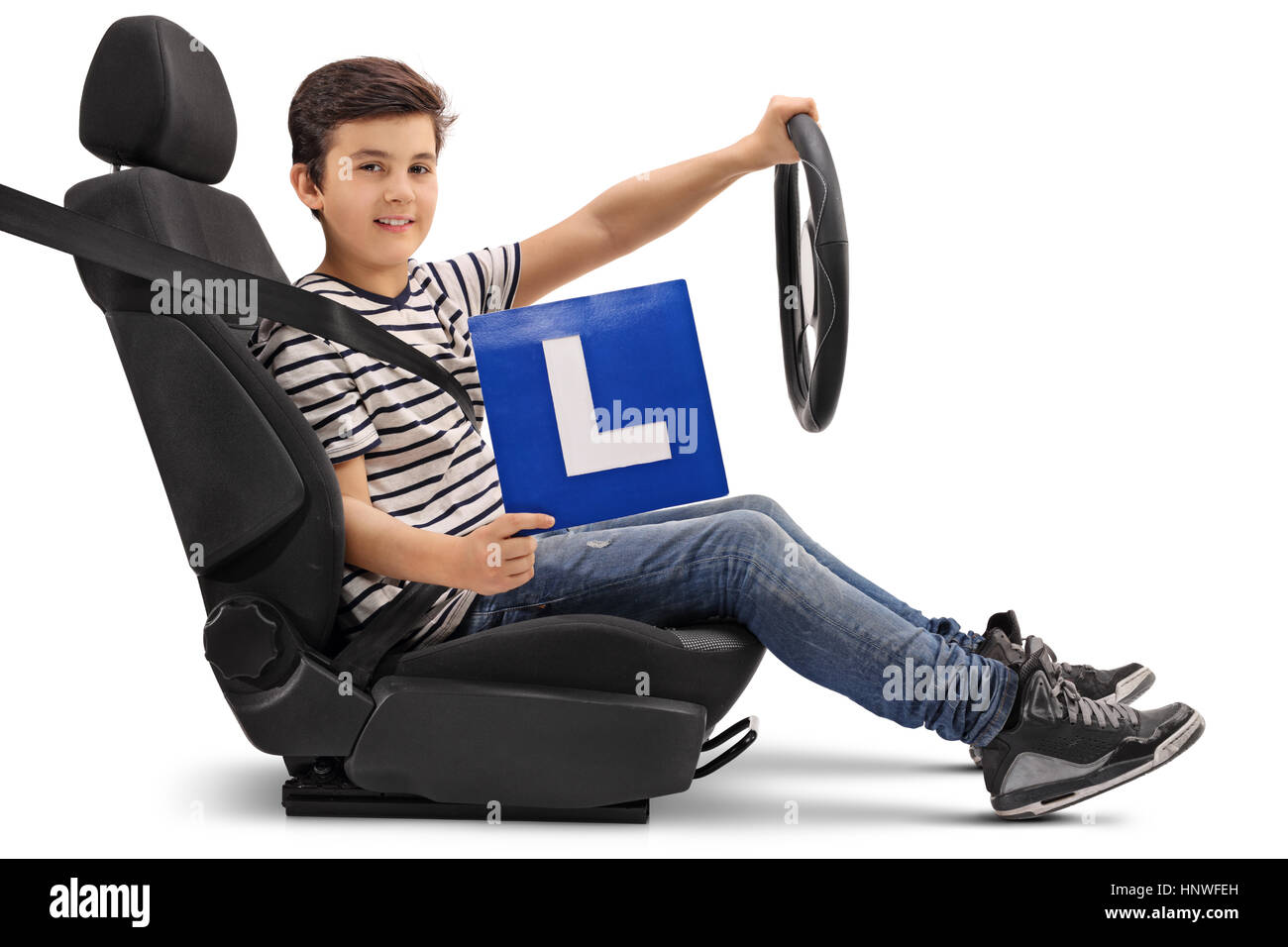 Junge in einem Autositz sitzen und Anzeichen einer L-isoliert auf weißem Hintergrund Stockfoto