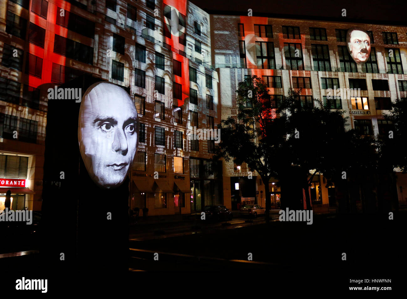 Ein Portrait von Joseph Goebbels, Im Hintergrund von Adolf Hitler Im Rahmen Einer Installation von "Berlin Leuchtet" am Leipziger Platz, Oktober 2016, Stockfoto