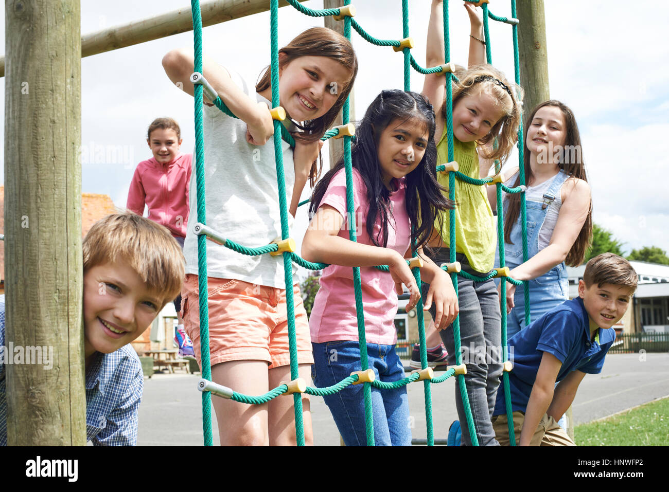 Porträt von Schülerinnen und Schülern auf Klettergerüst spielen Stockfoto