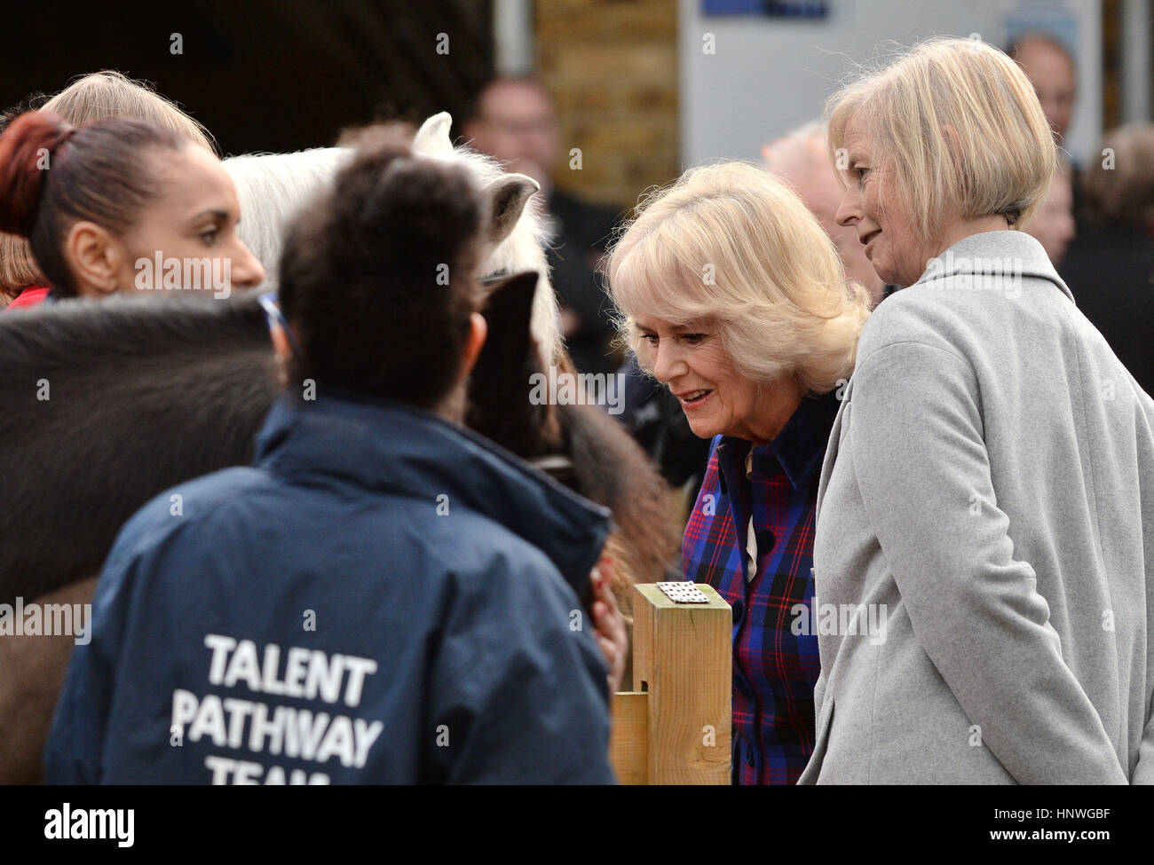 Die Herzogin von Cornwall, Präsident des Vereins Ebenholz Pferd besucht die Nächstenliebe Brixton Reitzentrum zum 21. Jubiläum des Vereins. Stockfoto