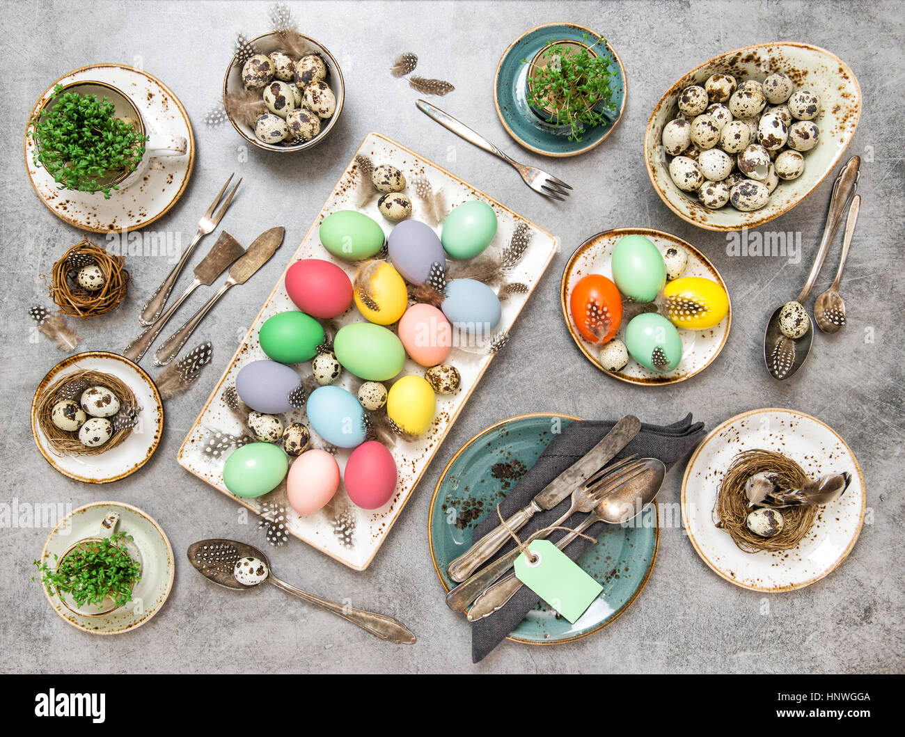 Ostern Tischdekoration mit gefärbten Eiern. Festliches Arrangement. Flach zu legen Stockfoto