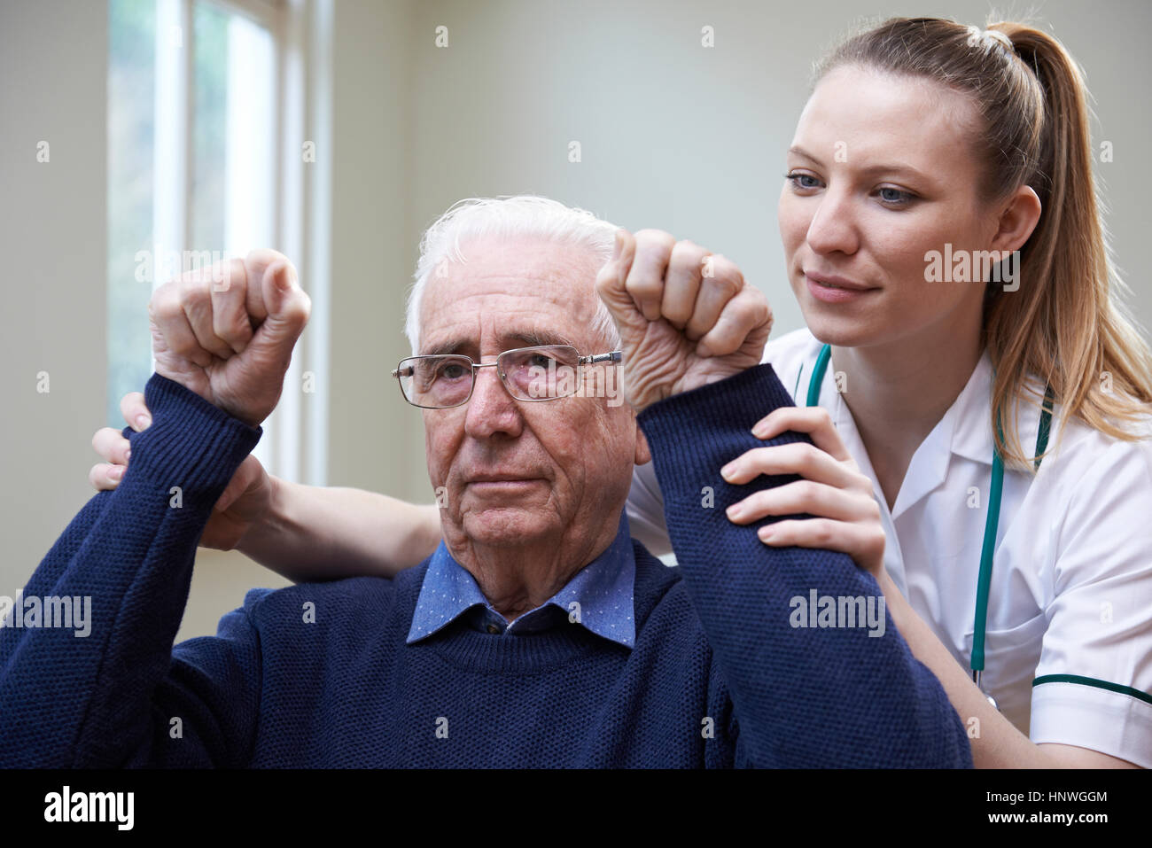 Beurteilung der Schlaganfall-Opfer durch Arme Krankenschwester Stockfoto