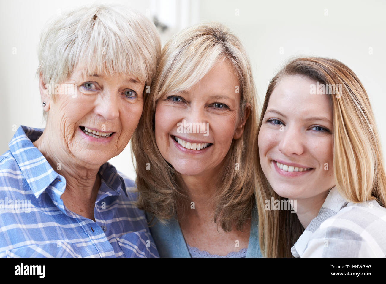 Weiblichen Multi-Generation-Porträt zu Hause Stockfoto