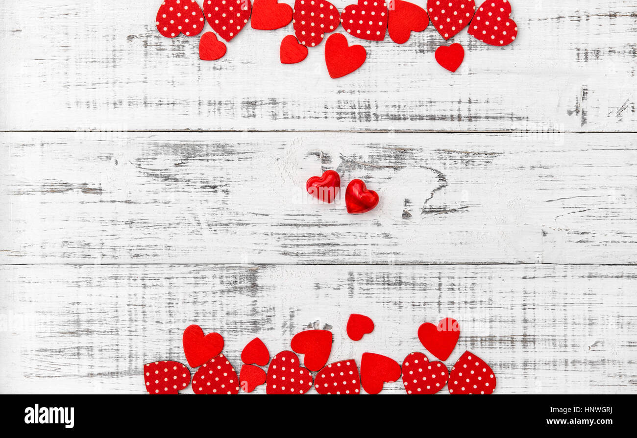 Valentinstag Hintergrund. Rote Herzen auf hellen Holz Textur Stockfoto