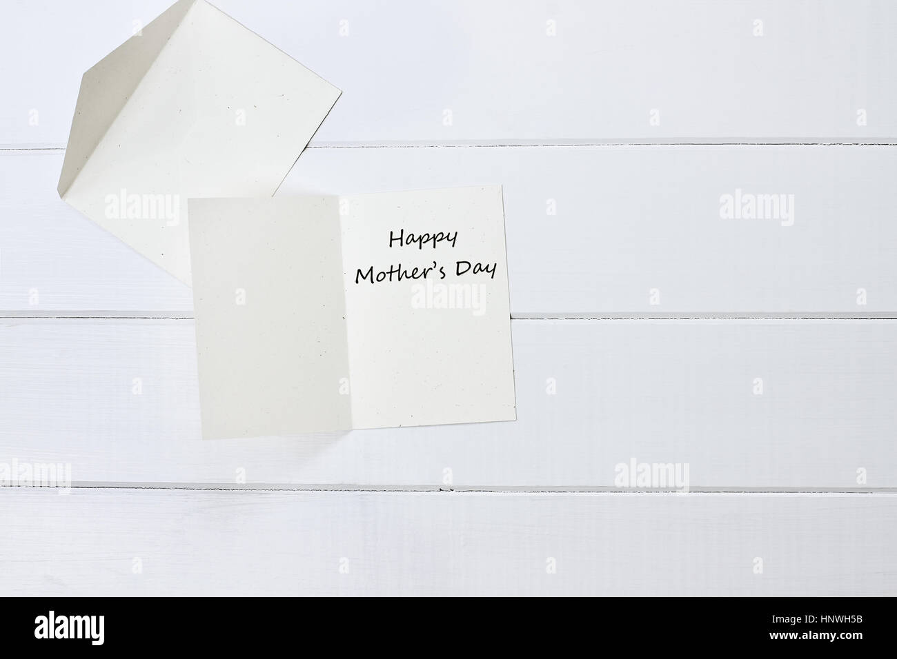 Glücklich Muttertagskarte über eine weiße Holz Tischplatte. Bild aufgenommen im Flatlay Stil. Stockfoto