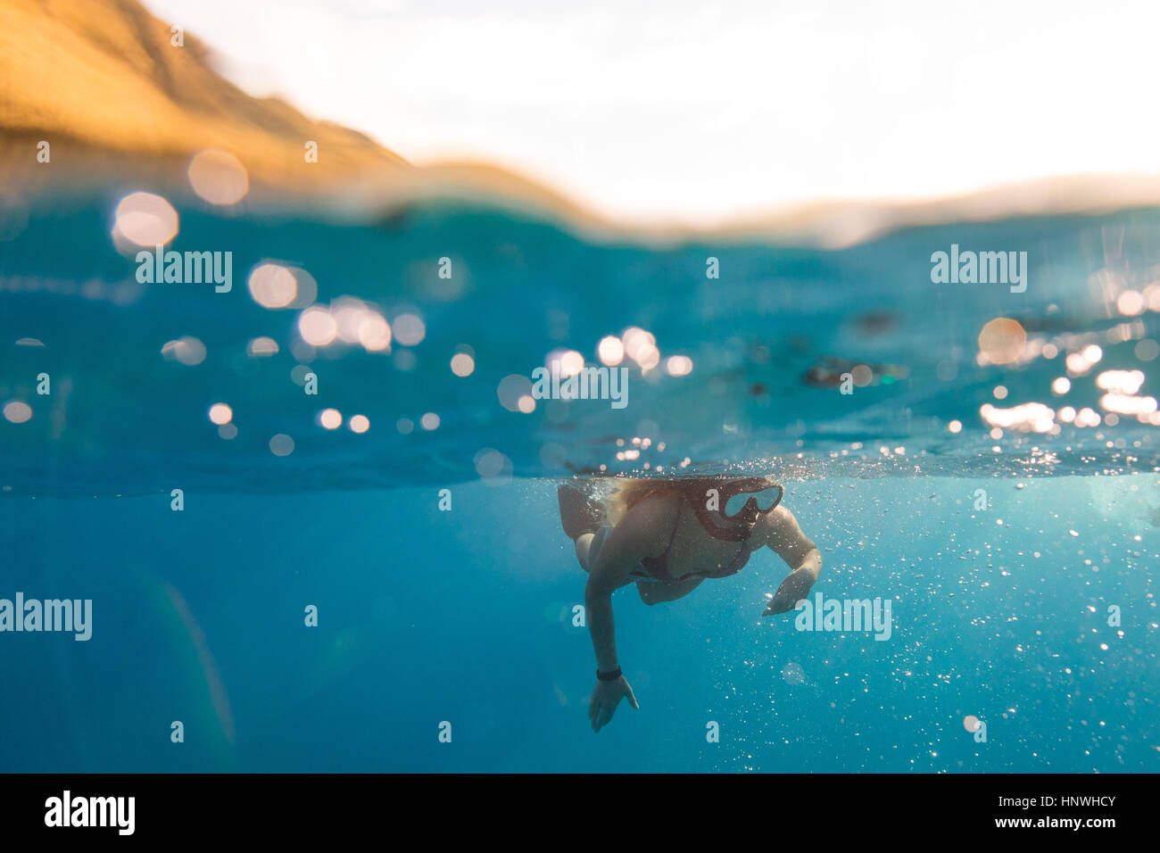 Frau, Schwimmen unter Wasser, Oahu, Hawaii, USA Stockfoto