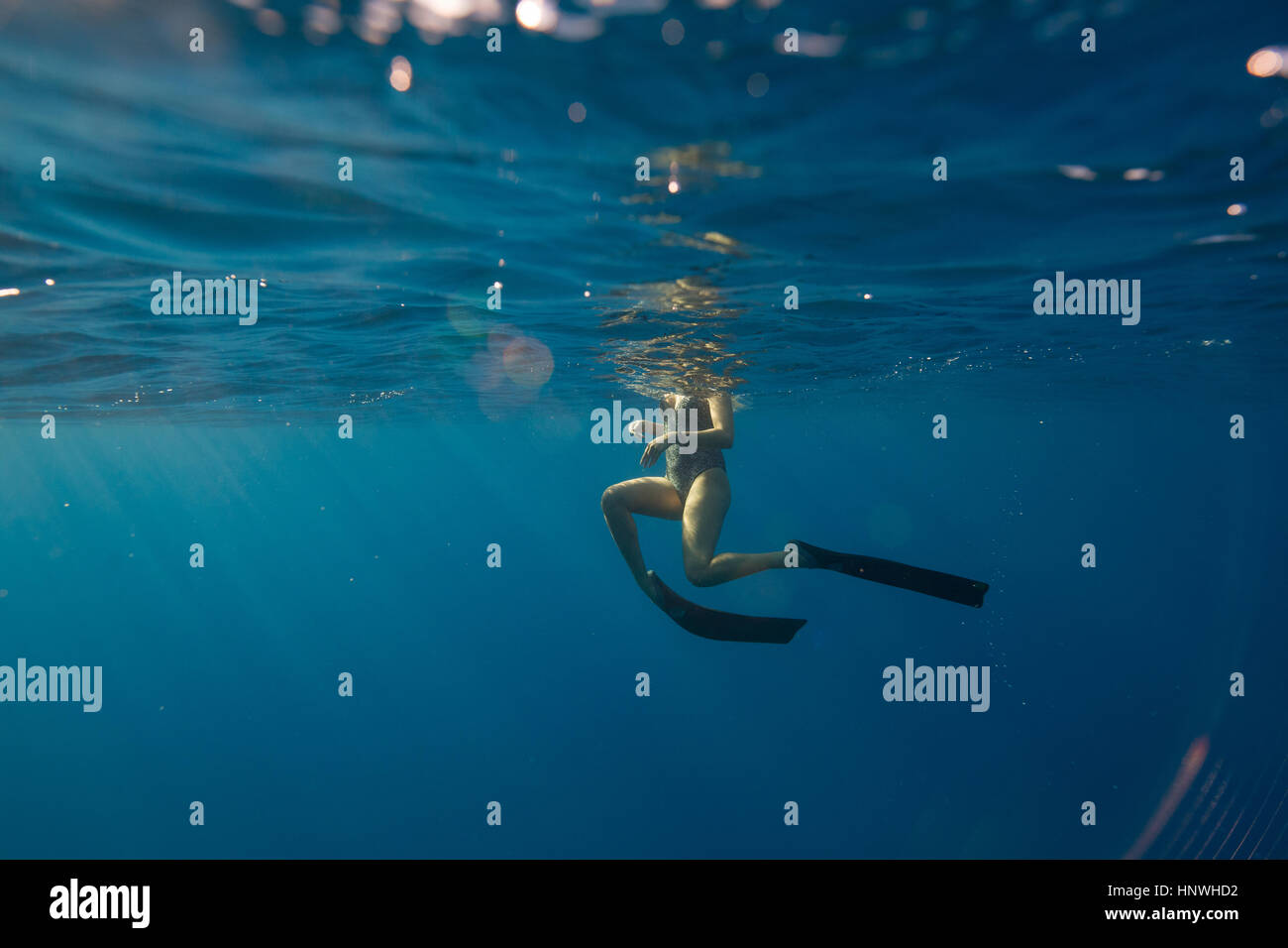 Frau mit Flossen Schwimmen unter Wasser, Oahu, Hawaii, USA Stockfoto