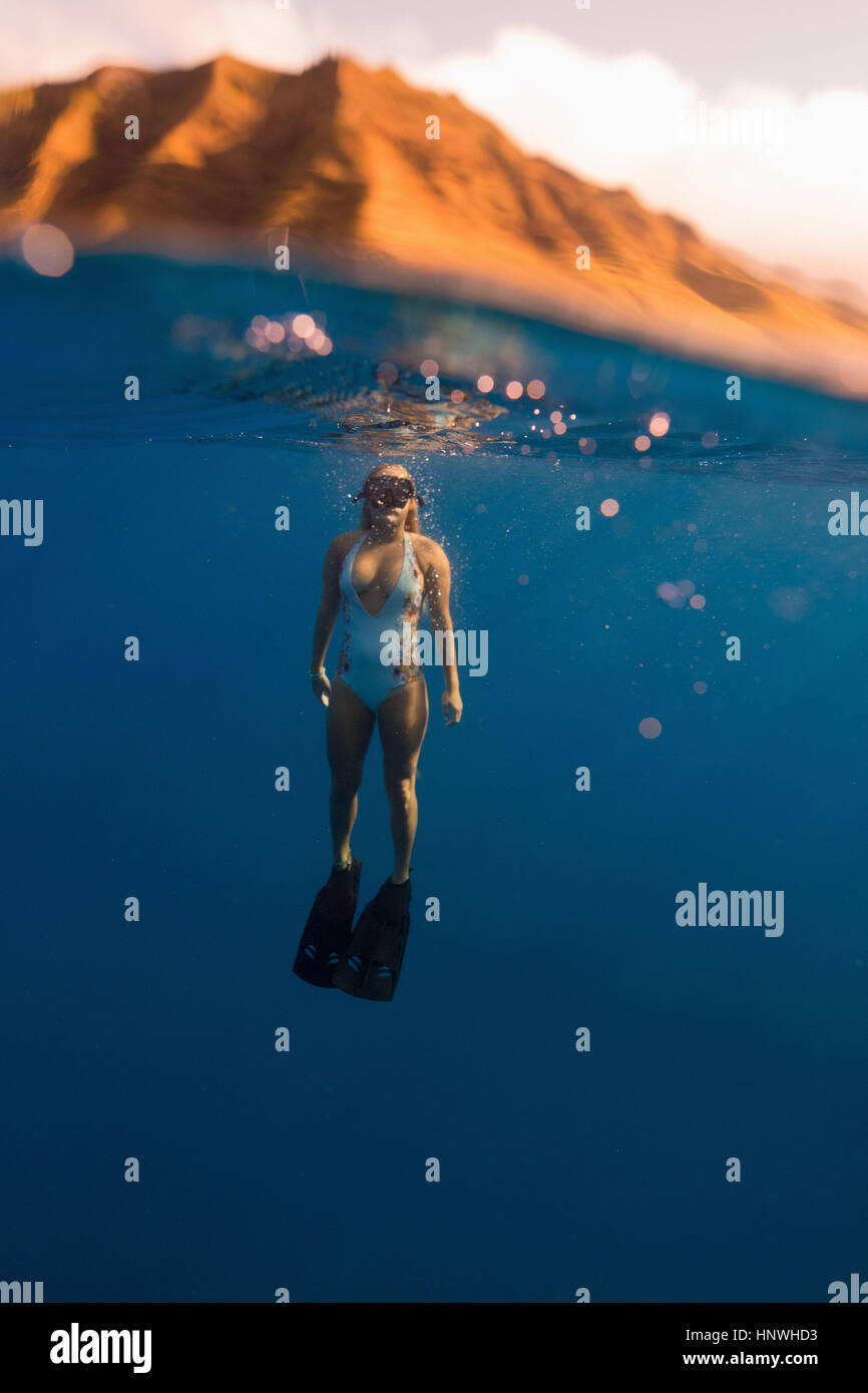 Frau mit Flossen Schwimmen unter Wasser, Oahu, Hawaii, USA Stockfoto