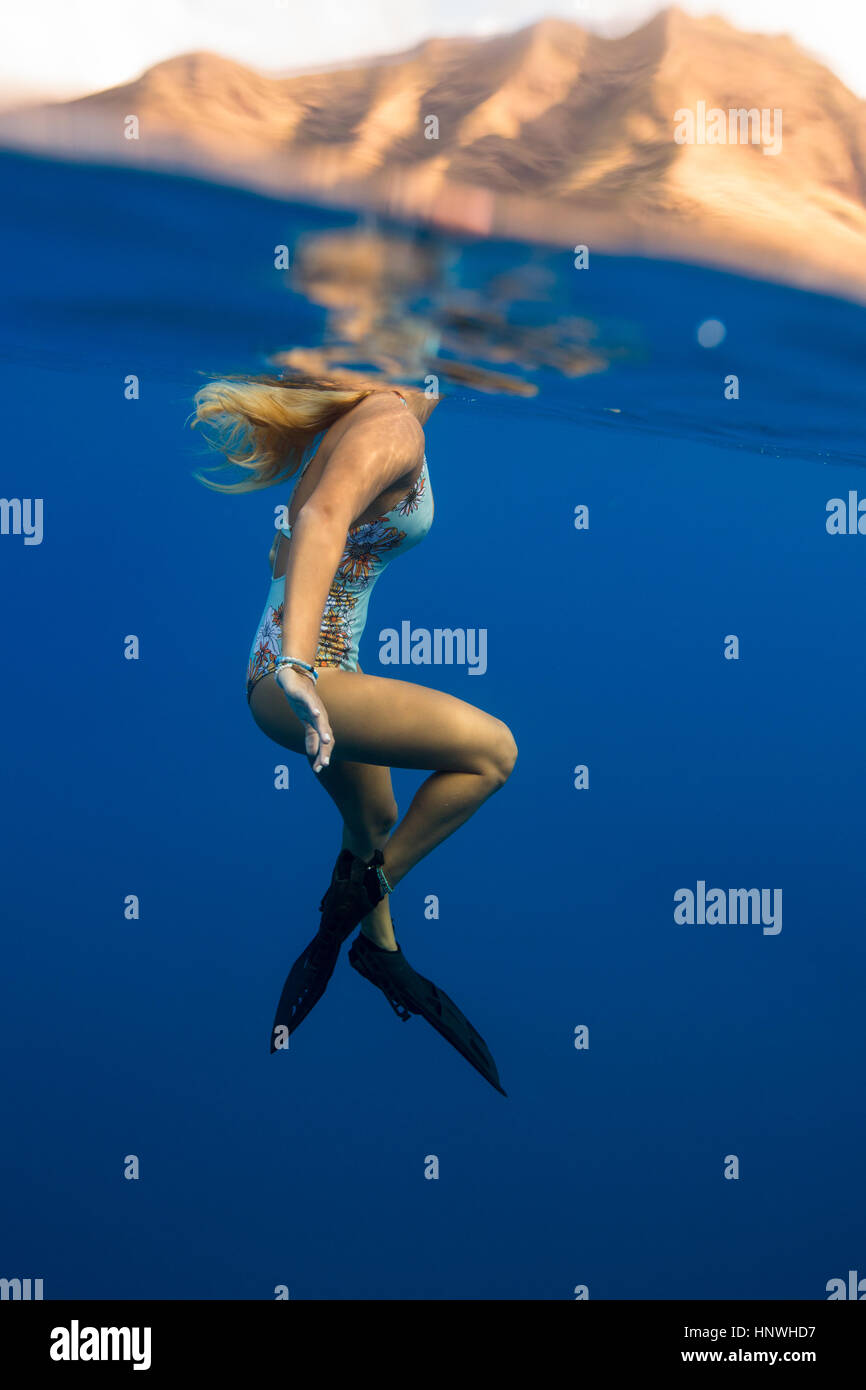 Frau mit Flossen Schwimmen unter Wasser, Oahu, Hawaii, USA Stockfoto