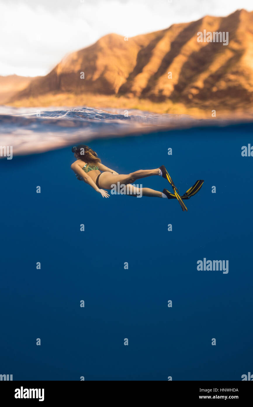 Frau mit Flossen Schwimmen unter Wasser, Oahu, Hawaii, USA Stockfoto