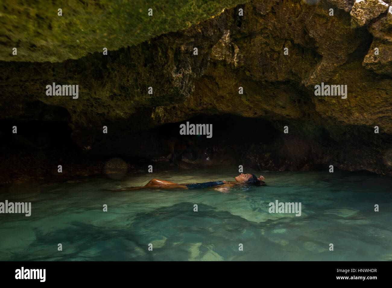 Frau schweben im Wasser gefüllten Höhle, Oahu, Hawaii, USA Stockfoto