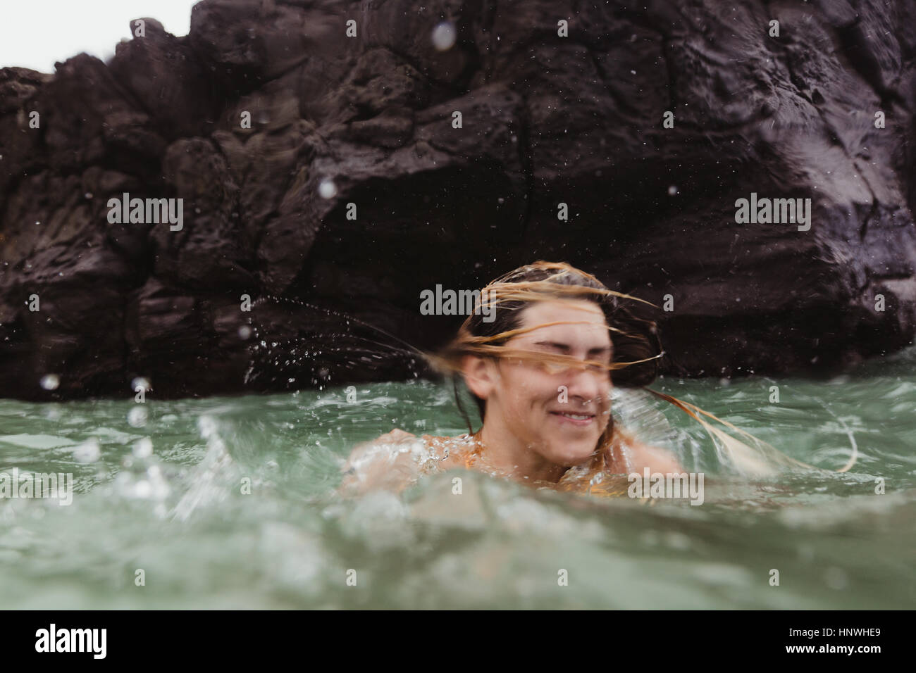 Frau im Meer Kopfschütteln, plantschen, Oahu, Hawaii, USA Stockfoto