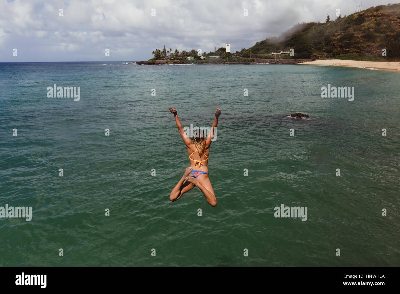 Rückansicht des Frau Sprung ins Meer, Oahu, Hawaii, USA Stockfoto