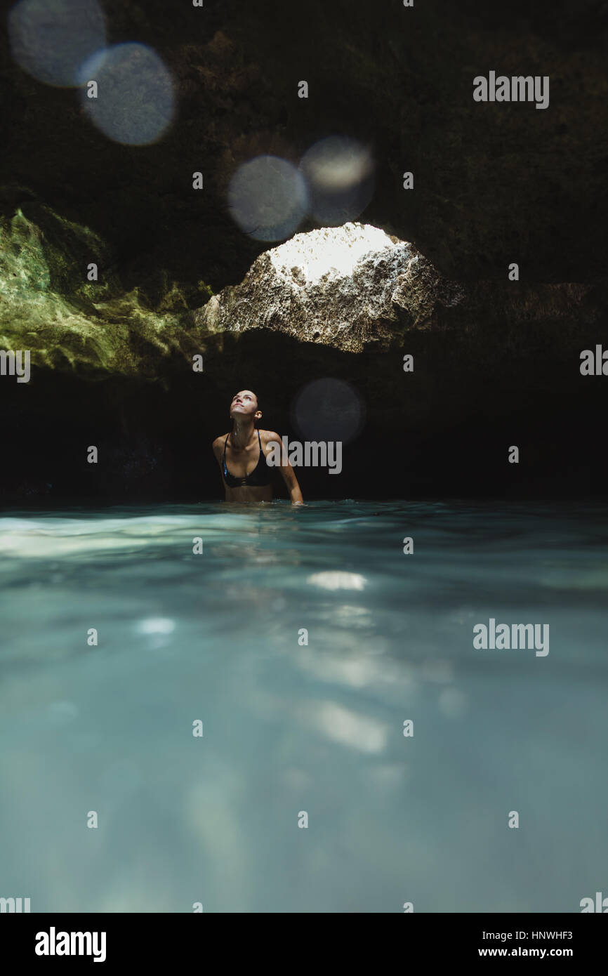 Junge Frau im Pool in Mermaid Höhlen, Oahu, Hawaii, USA Stockfoto