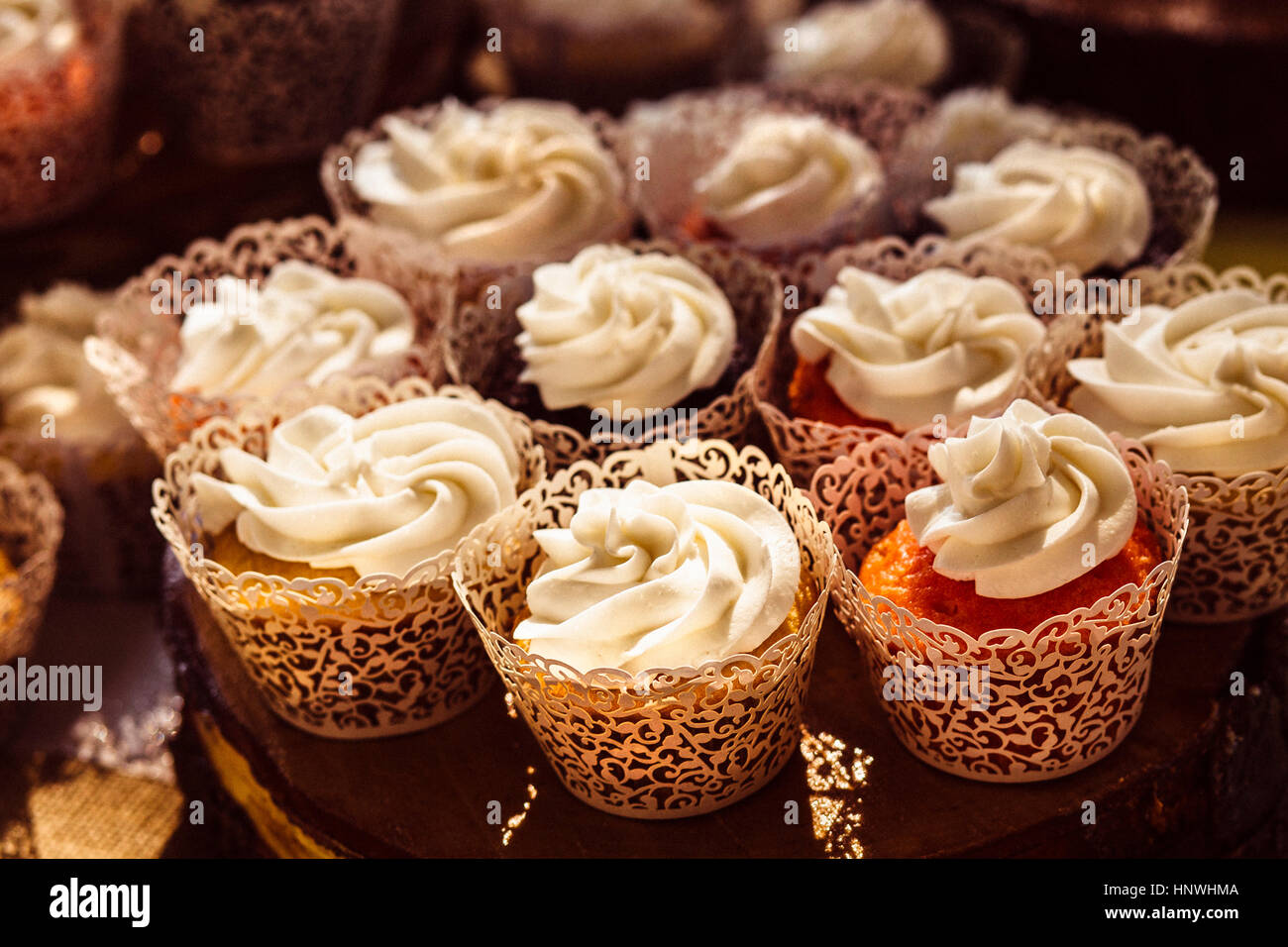 Cupcakes in lacy Cupcake Fällen, Nahaufnahme Stockfoto