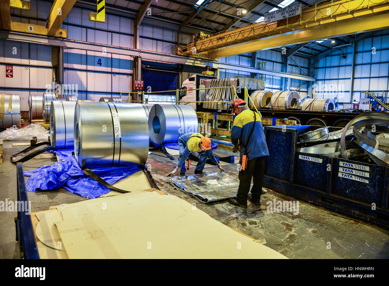 Stahlarbeiter behandeln Walzen von Stahl bei Tata Steel Wednesbury in Willenhall, Wolverhampton. PRESSEVERBAND Foto. Bild Datum: Mittwoch, 15. Februar 2017. Bildnachweis sollte lauten: Ben Birchallirchall Stockfoto