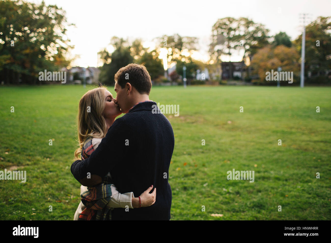 Junges Paar im Freien, umarmen, küssen Stockfoto