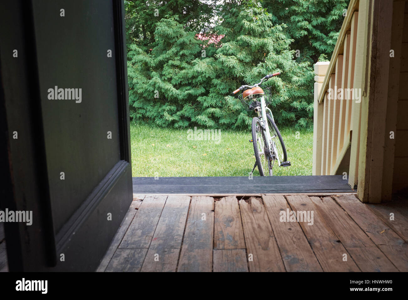 Offenen Tür mit dem Fahrrad im Garten Stockfoto