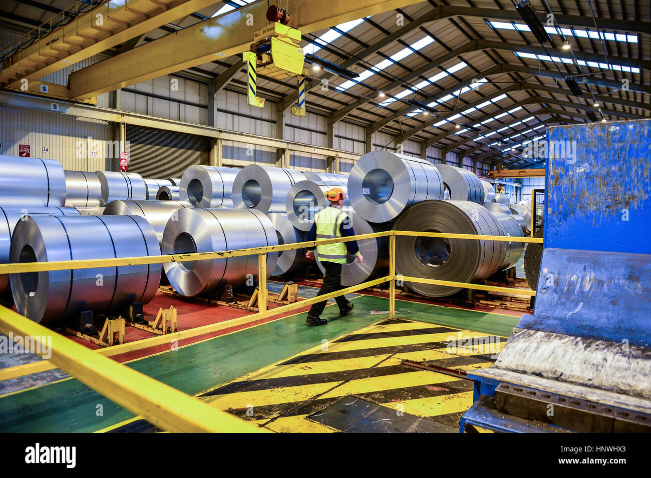 Ein Arbeiter geht vorbei an Walzen von Stahl bei Tata Steel Wednesbury in Willenhall, Wolverhampton. PRESSEVERBAND Foto. Bild Datum: Mittwoch, 15. Februar 2017. Bildnachweis sollte lauten: Ben Birchallirchall Stockfoto