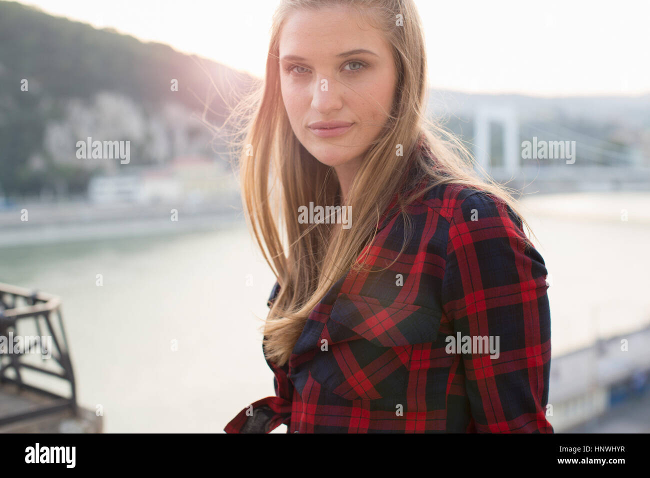 Porträt der jungen Frau auf Dach-Terrasse am Wasser, Budapest, Ungarn Stockfoto