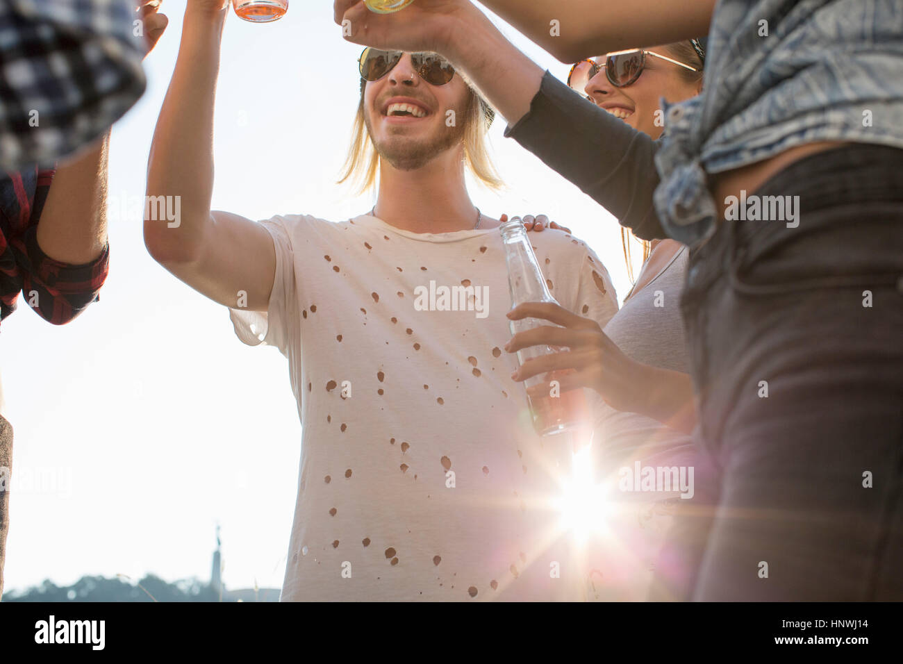 Erwachsene Freunde feiern auf Dachterrasse Stockfoto