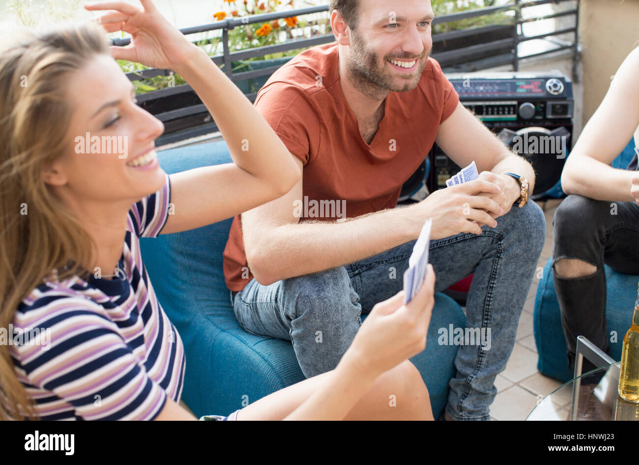 Junge Erwachsene Freunde Kartenspiele auf Dachterrasse party Stockfoto
