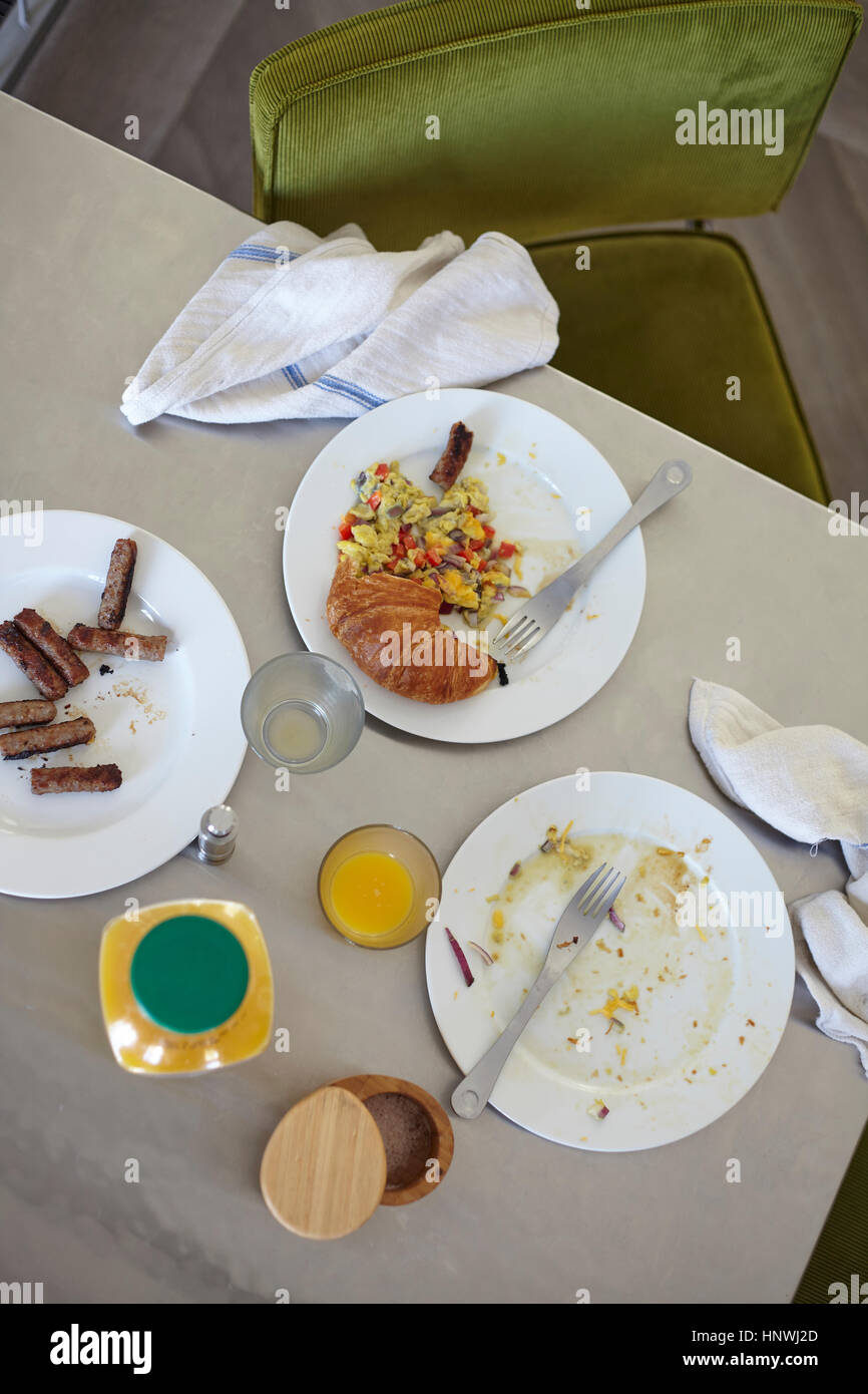 Draufsicht der Tabelle mit leeren Teller und Frühstück bleibt Stockfoto