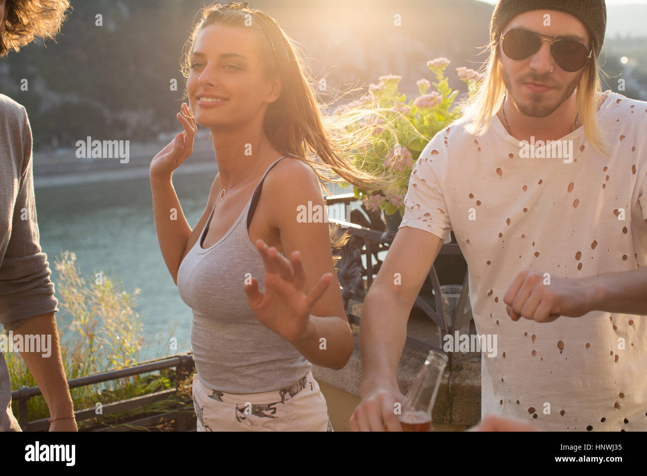 Junge Paare tanzen am Ufer Dach Terrasse Partei, Budapest, Ungarn Stockfoto