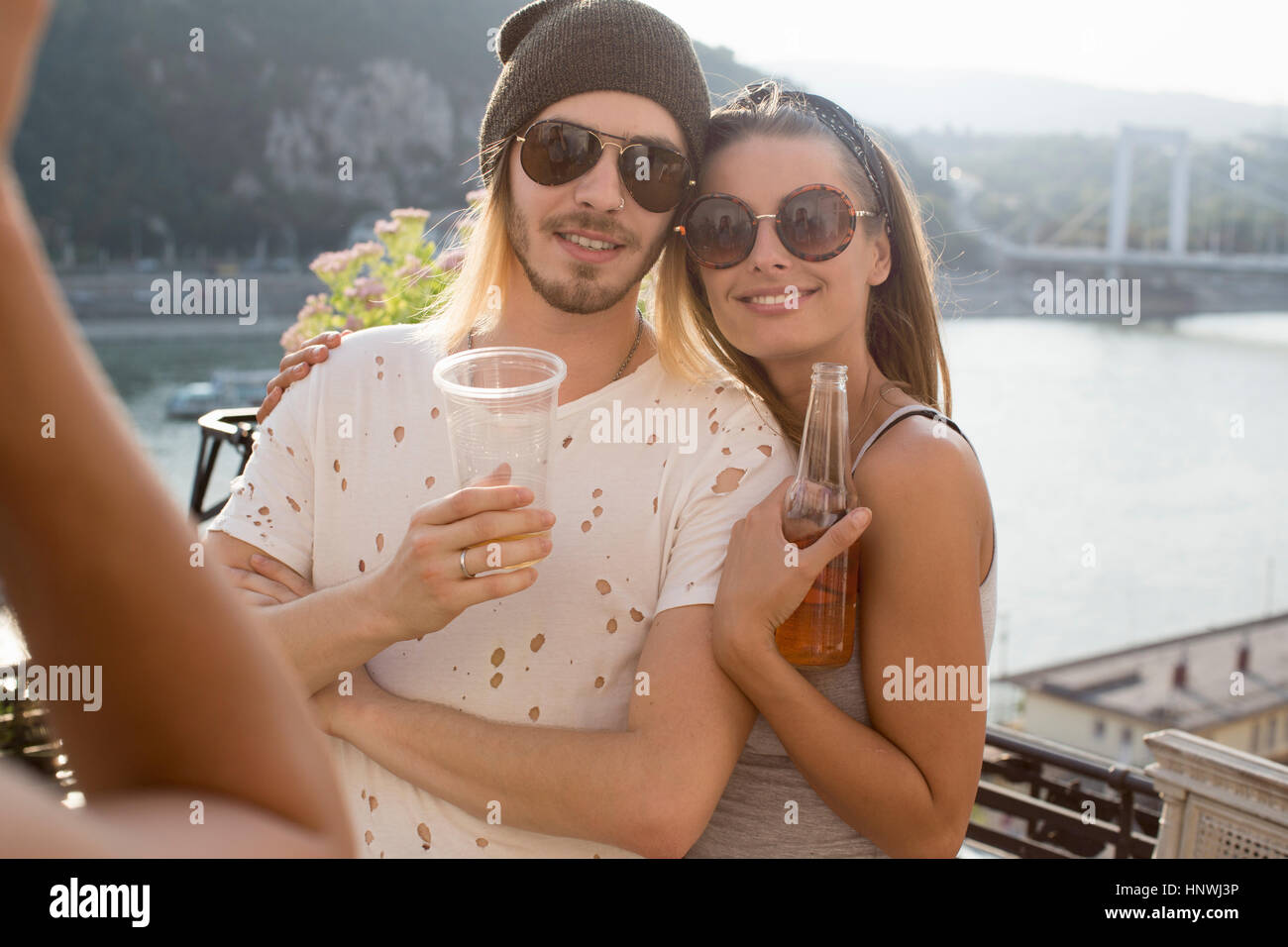 Junges Paar fotografiert auf Dach Terrasse Party, Budapest, Ungarn Stockfoto