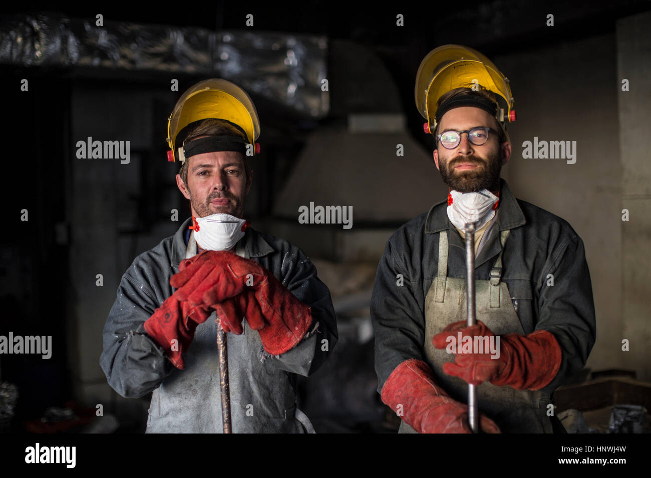 Porträt der Metallarbeiter in Gießerei Stockfoto