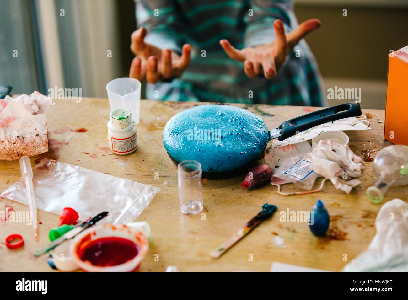 Händen der Mädchen, die Wissenschaft zu experimentieren, blaue Flüssigkeit in der Pfanne Aufschäumen Stockfoto