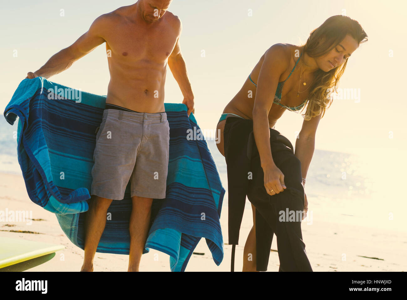 Surfen-paar anziehen Neoprenanzug in Newport Beach, Kalifornien, USA Stockfoto