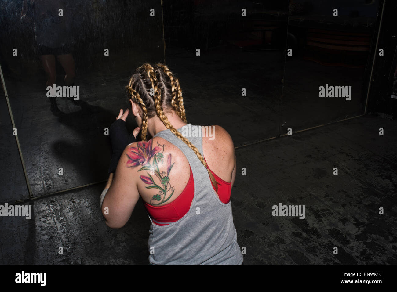 Rückansicht der Boxerin sparring Suche im Fitness-Studio-Wandspiegel Stockfoto