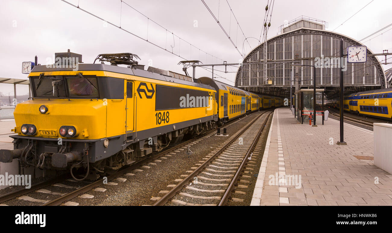 Niederlande - Zug am Bahnhof. Stockfoto