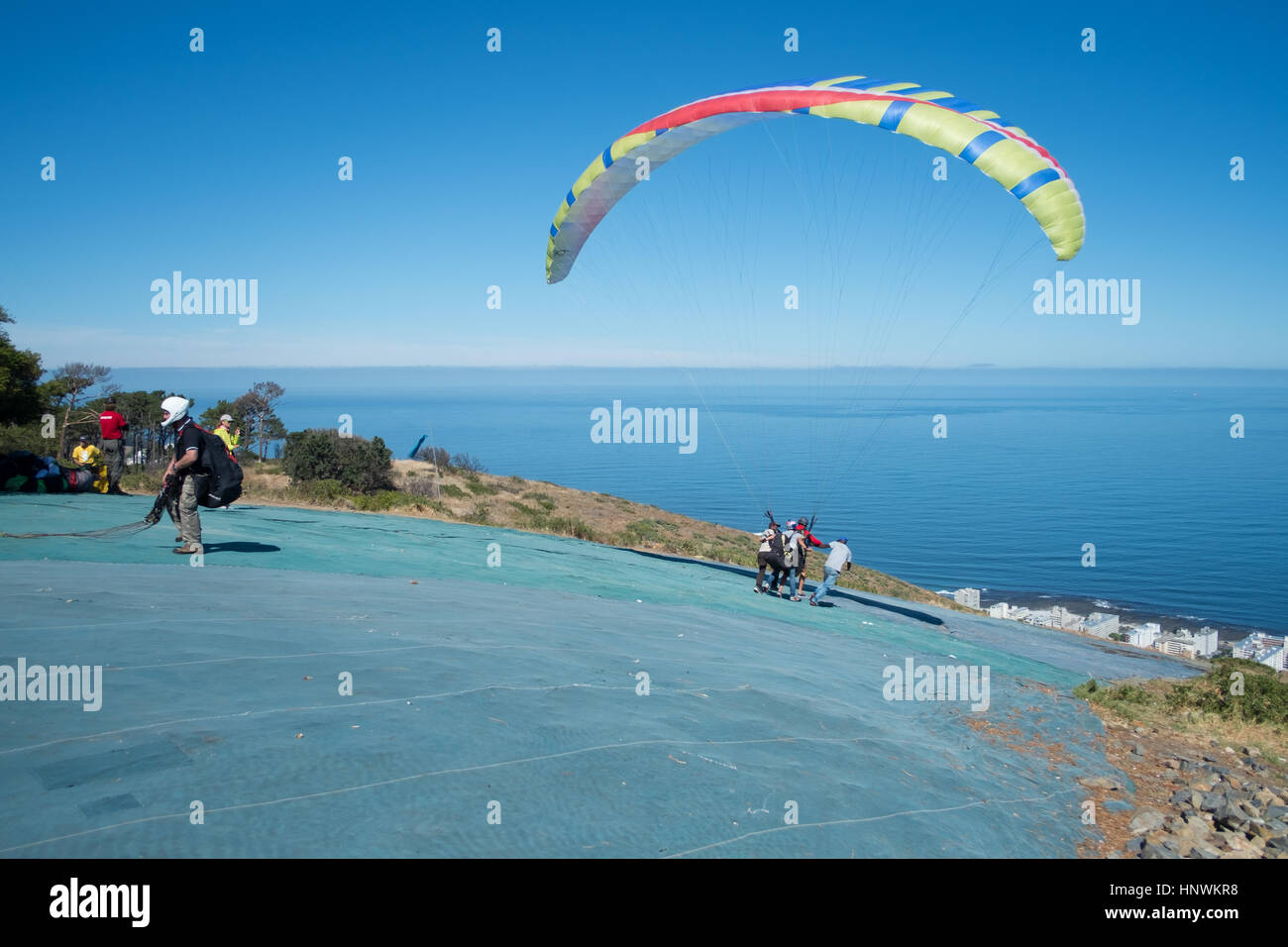 Paragliding vom Signal Hill, Cape Town, Südafrika Stockfoto