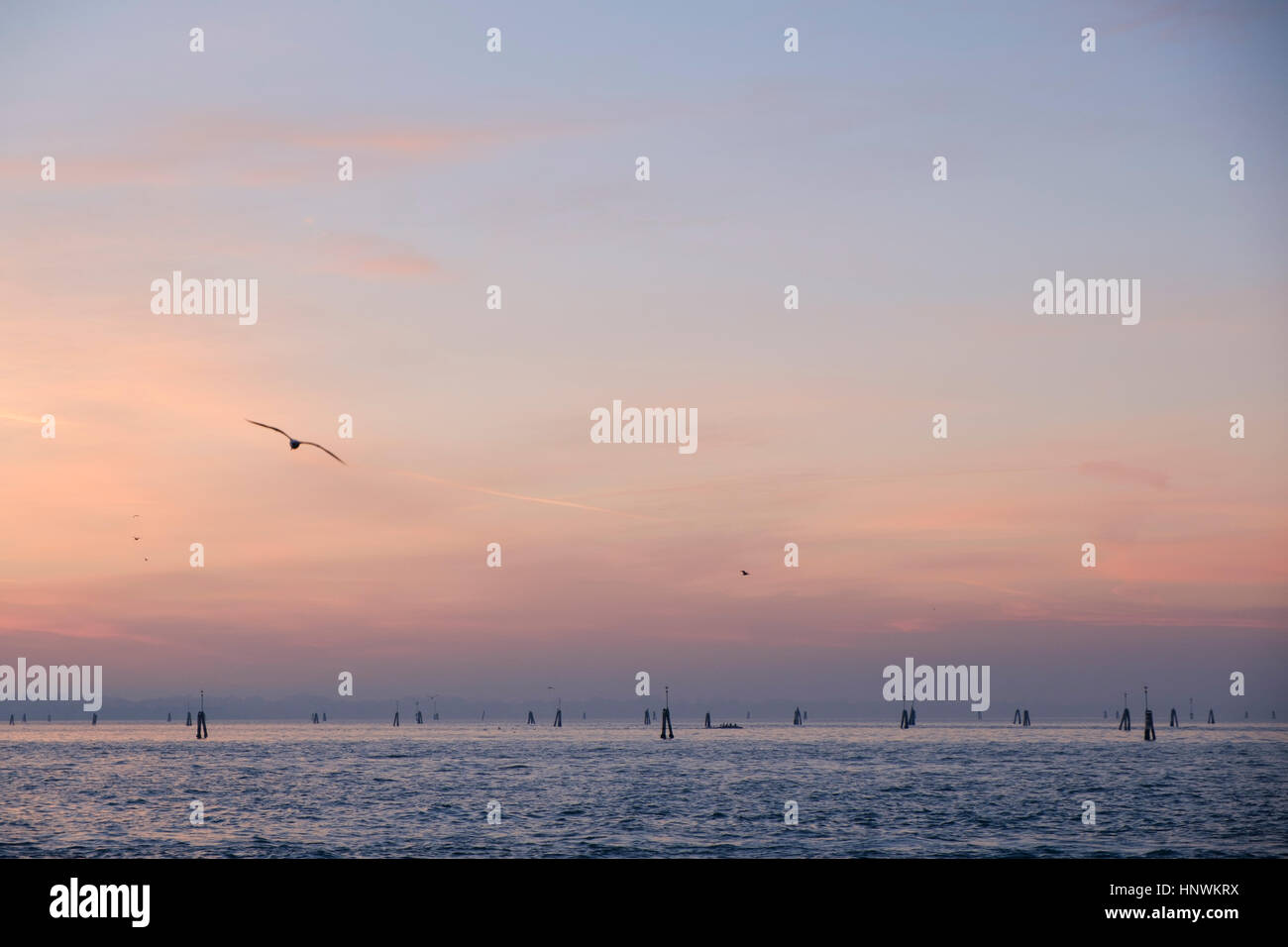 Blick über die Lagune in der Abenddämmerung. Venedig, Italien Stockfoto