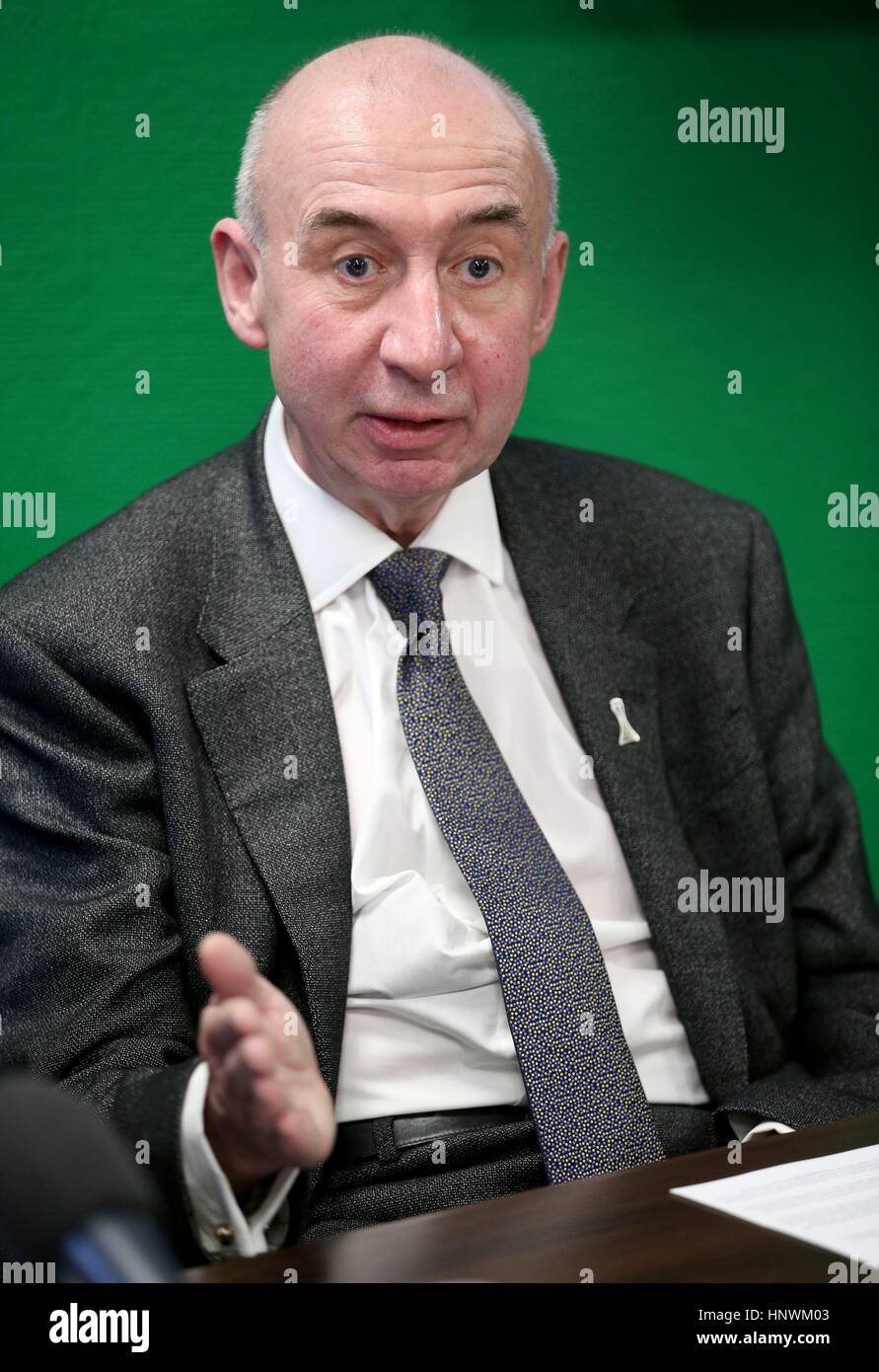 Sir John Elvidge, Vorsitzender der Flughafen Edinburgh, während einer Pressekonferenz in Edinburgh, wo die Fluggesellschaft Ryanair es ist 2017 Winterflugplan für Schottland kündigte. Stockfoto