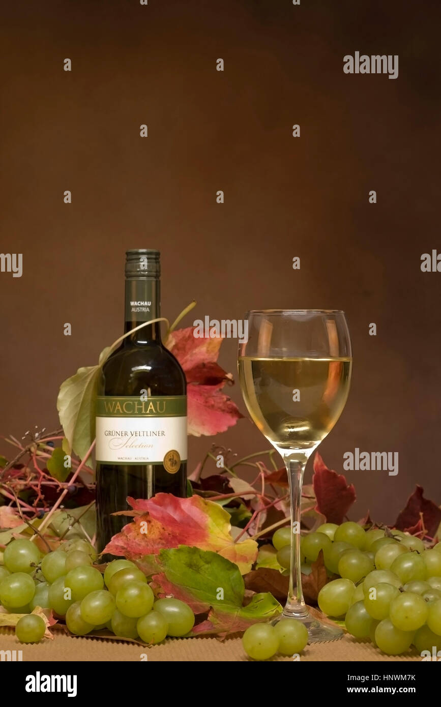 Weisswein, Weinblaetter Und Weintrauben - Wein, Weinlaub und Trauben Stockfoto