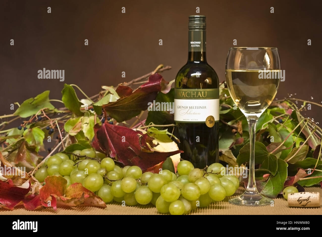 Weisswein, Weinblaetter Und Weintrauben - Wein, Weinlaub und Trauben Stockfoto