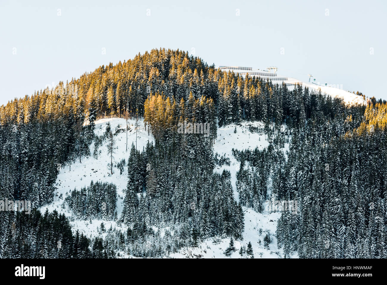 Sonniger Tag im Skigebiet in Österreich Stockfoto