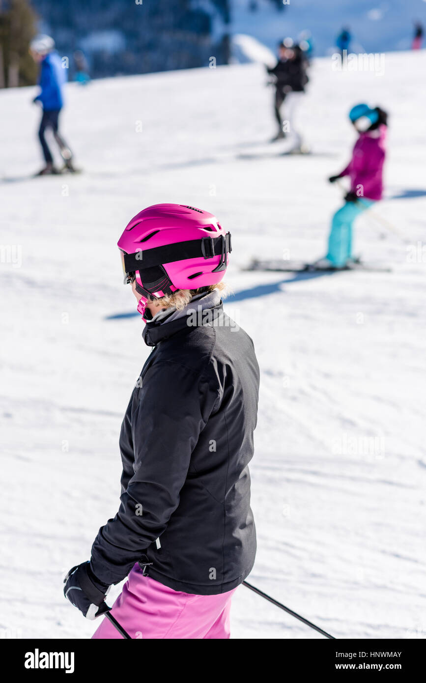 Skifahrerin im Neuschnee Stockfoto