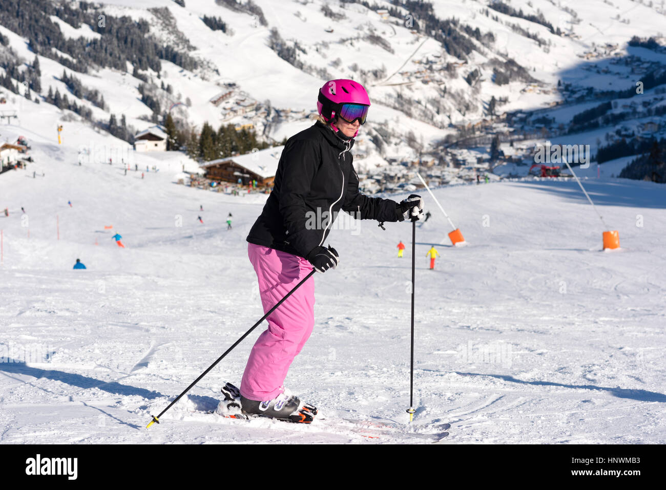 Skifahrerin im Skigebiet Stockfoto
