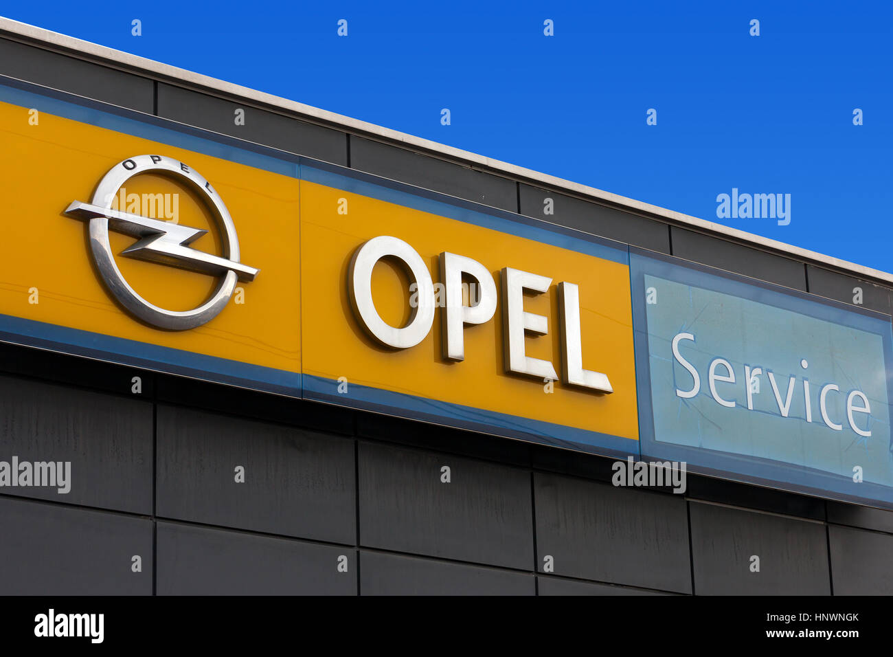 Opel-Zeichen bei einem lokalen Händler. Opel ist ein deutscher Automobilhersteller mit Sitz in Deutschland, Tochter des amerikanischen Konzerns General Motors. Stockfoto