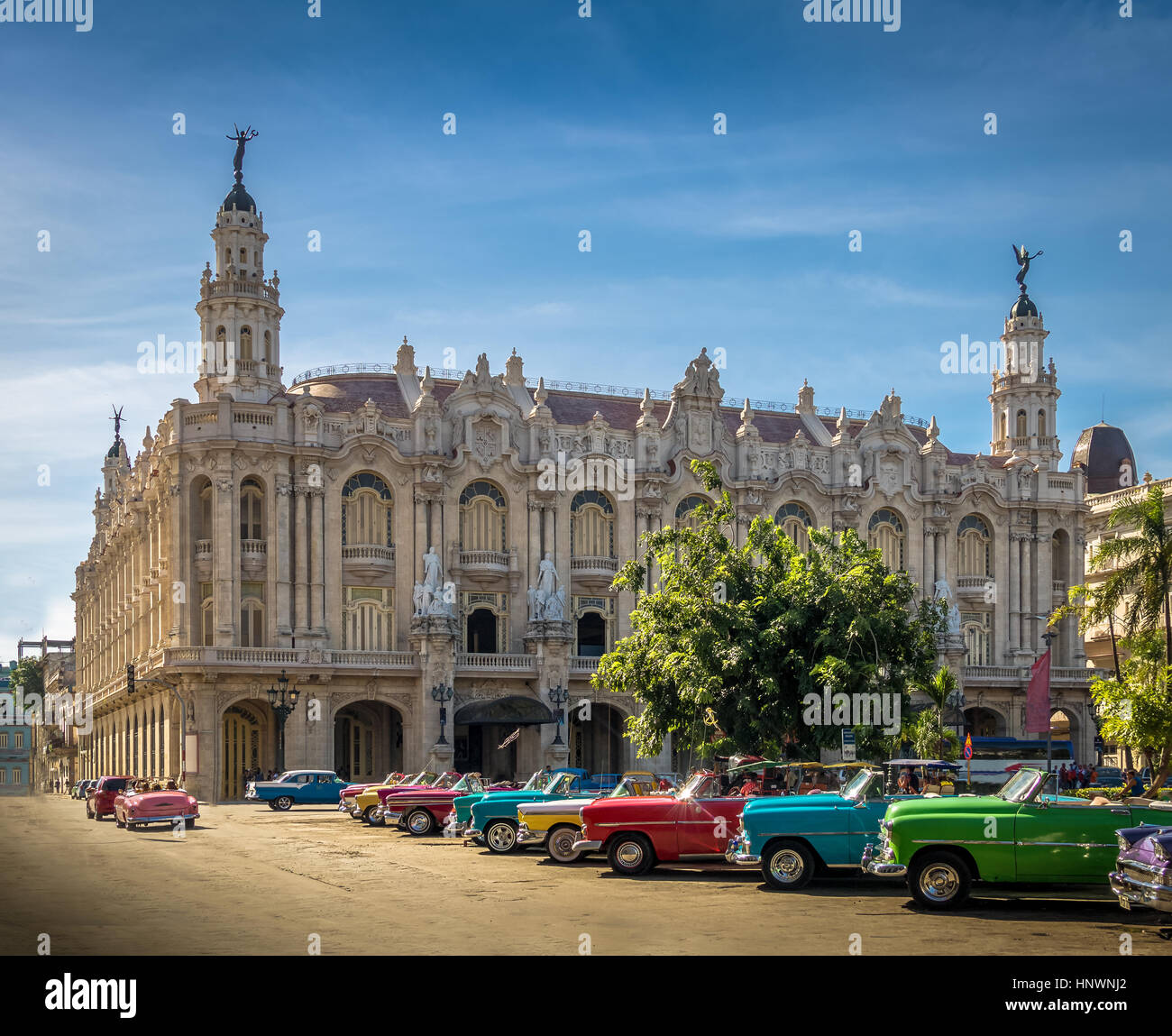Kubanische bunte Oldtimer vor dem Gran Teatro - Havanna, Kuba Stockfoto